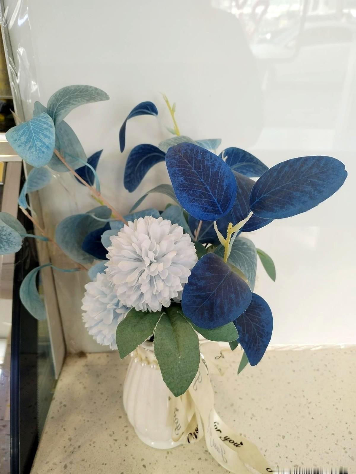 昨天我遇到了一个外卖员，她才那么年轻，脸上却写满了痛苦。
我回头看见她因为电梯坏