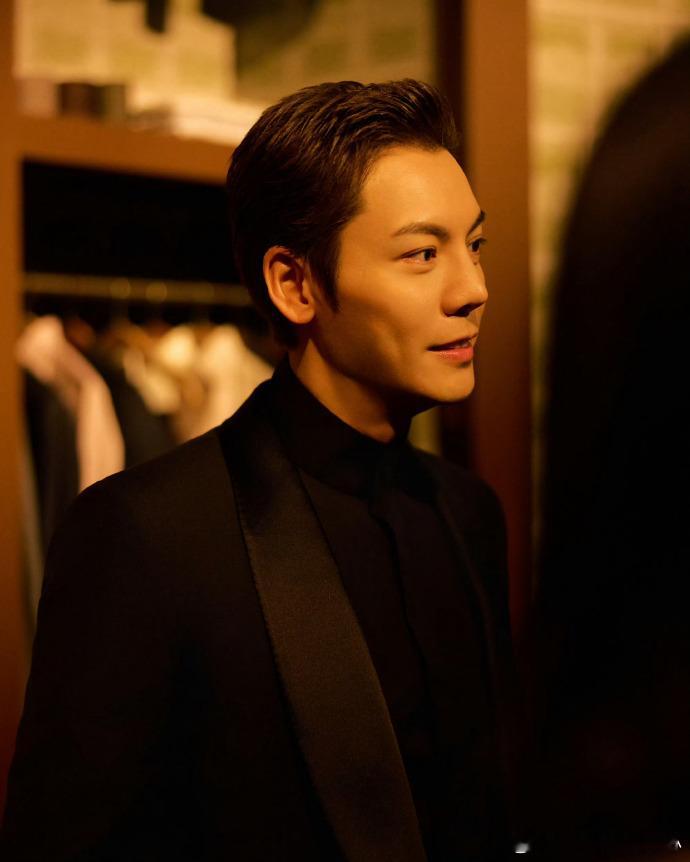 1.《九门》一番是陈伟霆，这也证明了男演员只要大爆过有实绩后，好混很多。2.刘耀