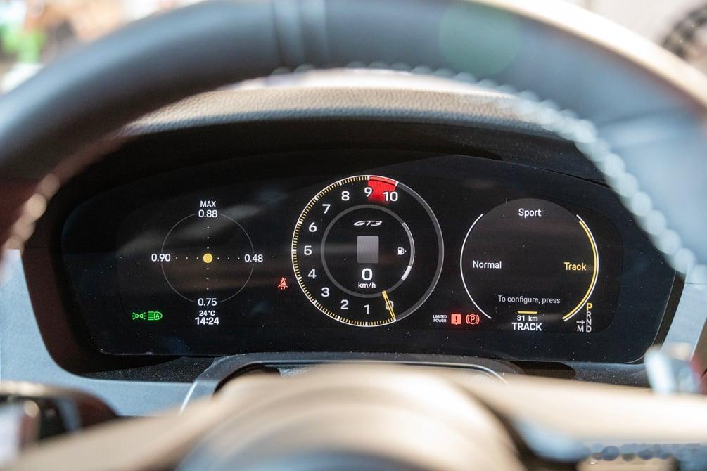 992.2 911 GT3/GT3 Touring的数字仪表功能有一个“歪表盘”
