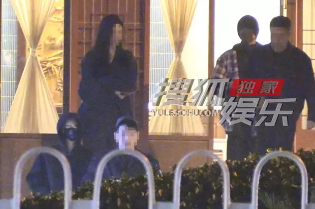 #周冬雨刘昊然和朋友聚会##周冬雨刘昊然参加朋友聚会# omo…还在一起吗？ ​