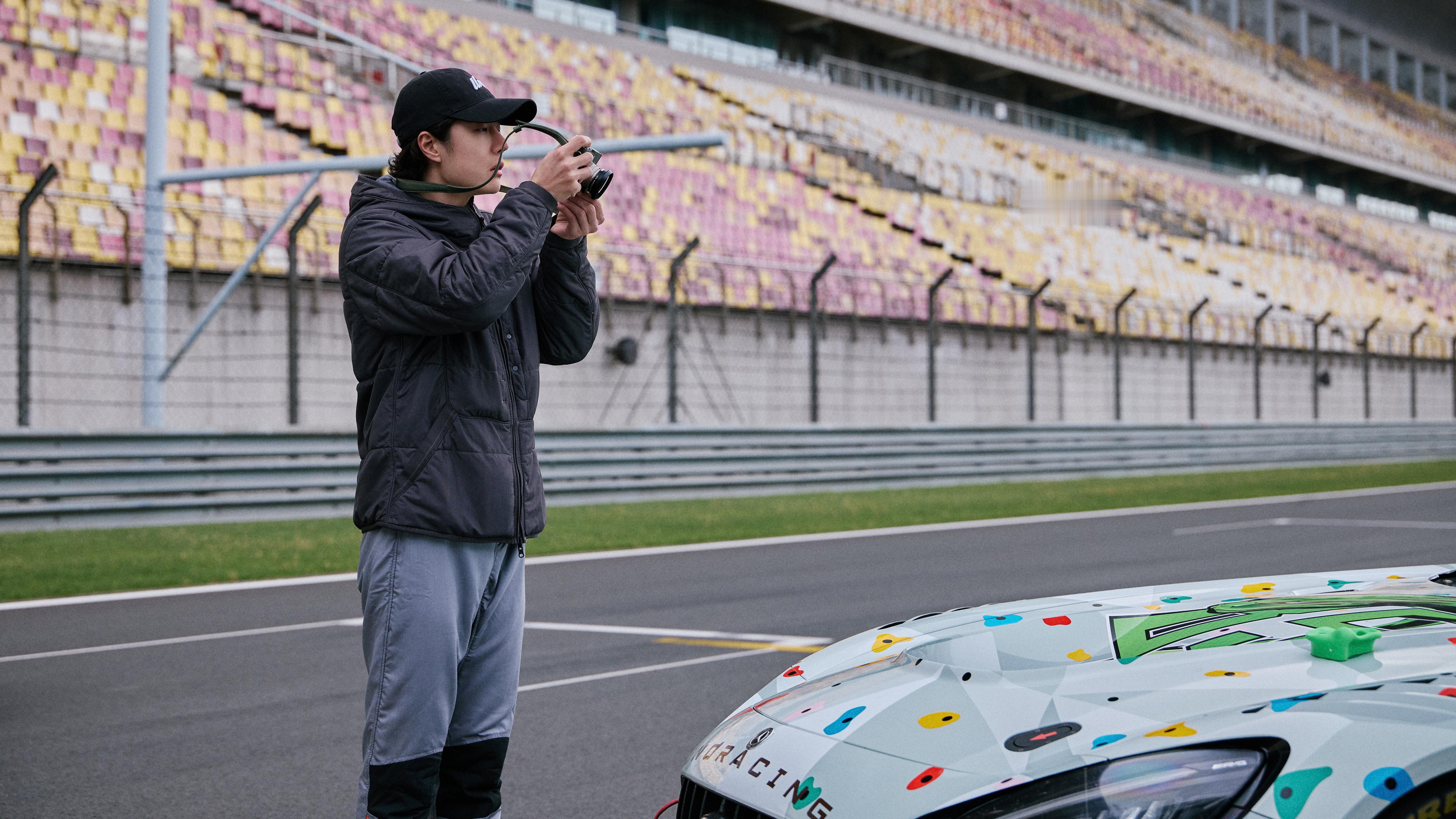 王一博85号赛车手车内随拍 王一博拍赛车的姿势 85号赛车手的车内随拍王一博素颜