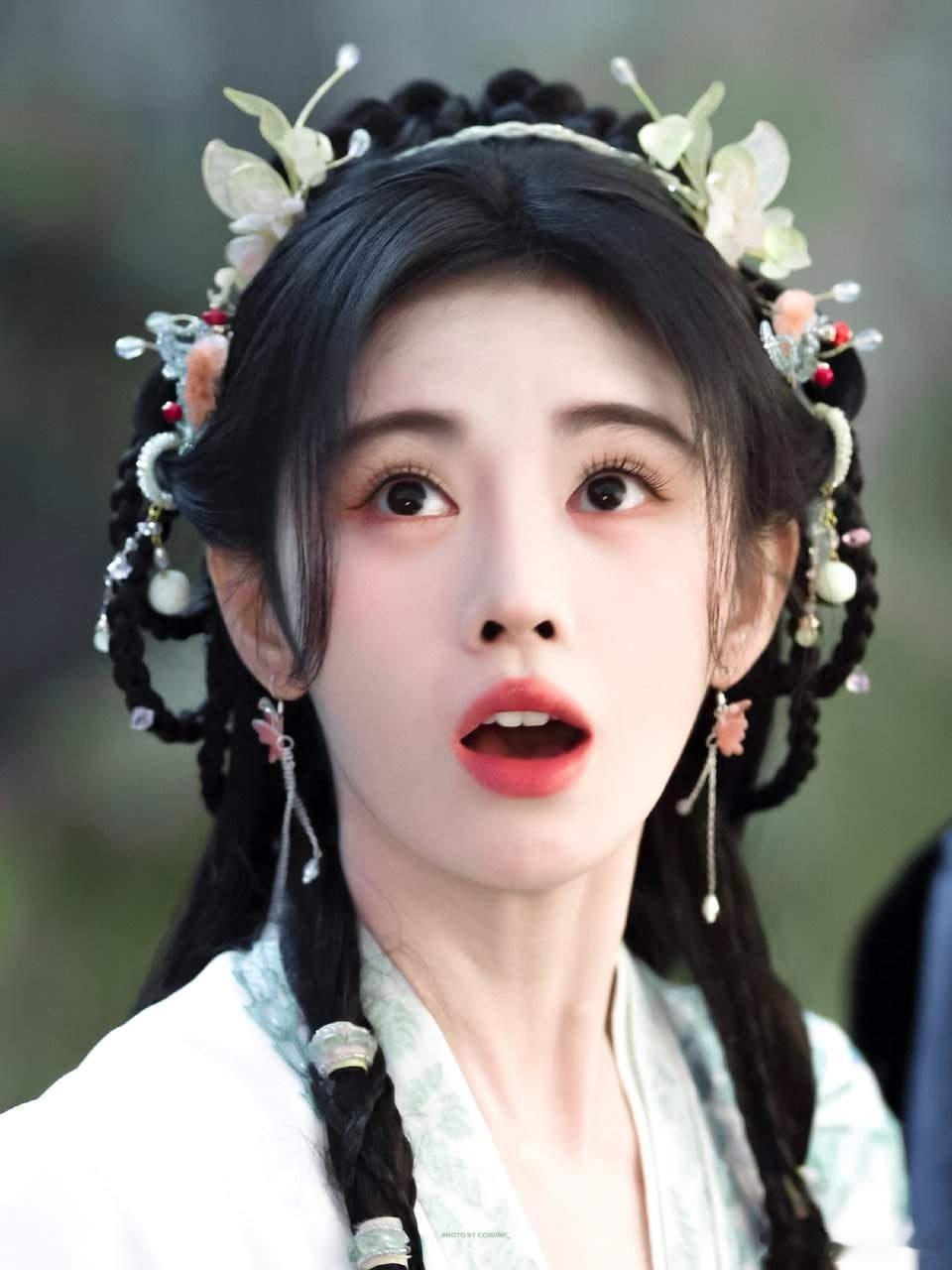 1.鞠婧祎背后没什么资本，这两年的影视资源都是资方看中她身上的流量外加没什么负面