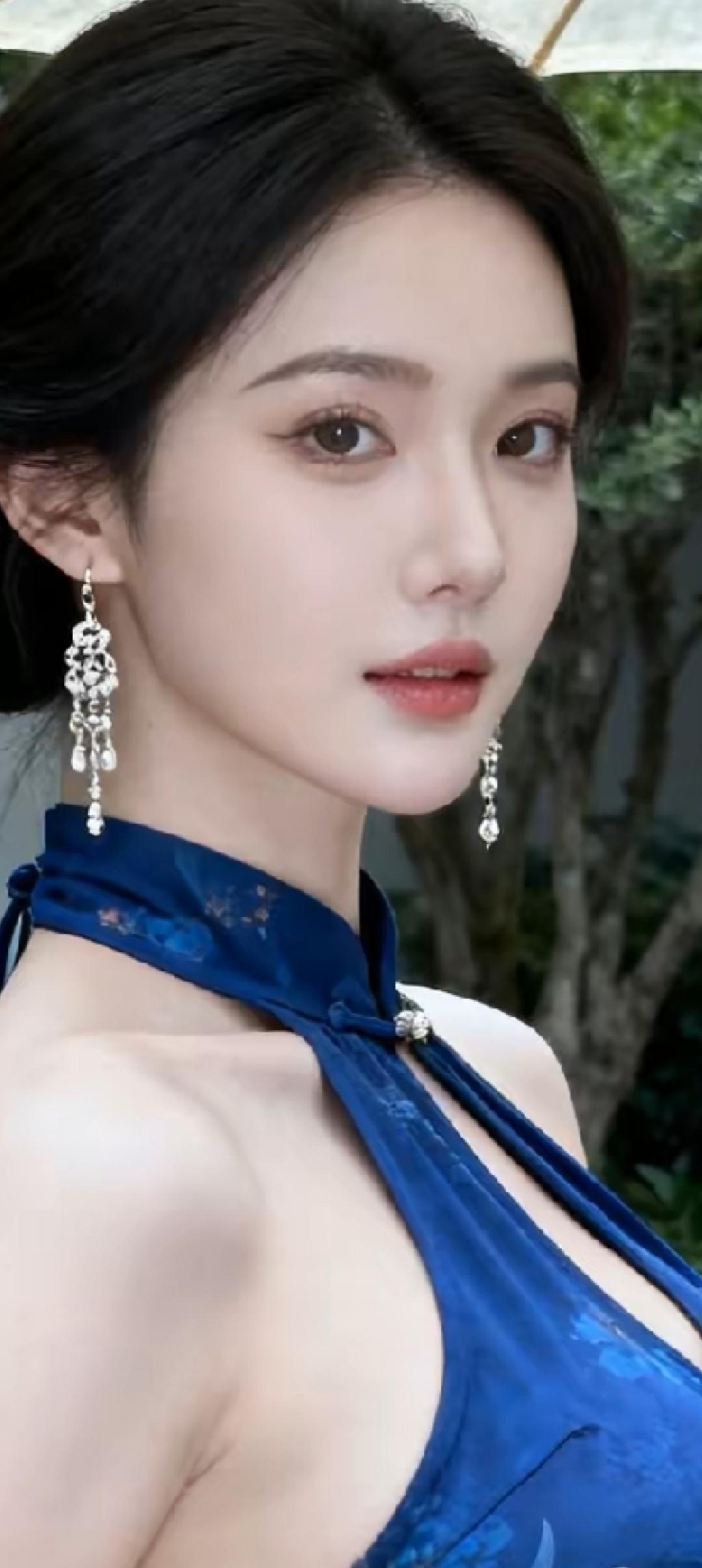 优雅蓝裙，闪耀耳饰，雨中漫步，唯美动人。