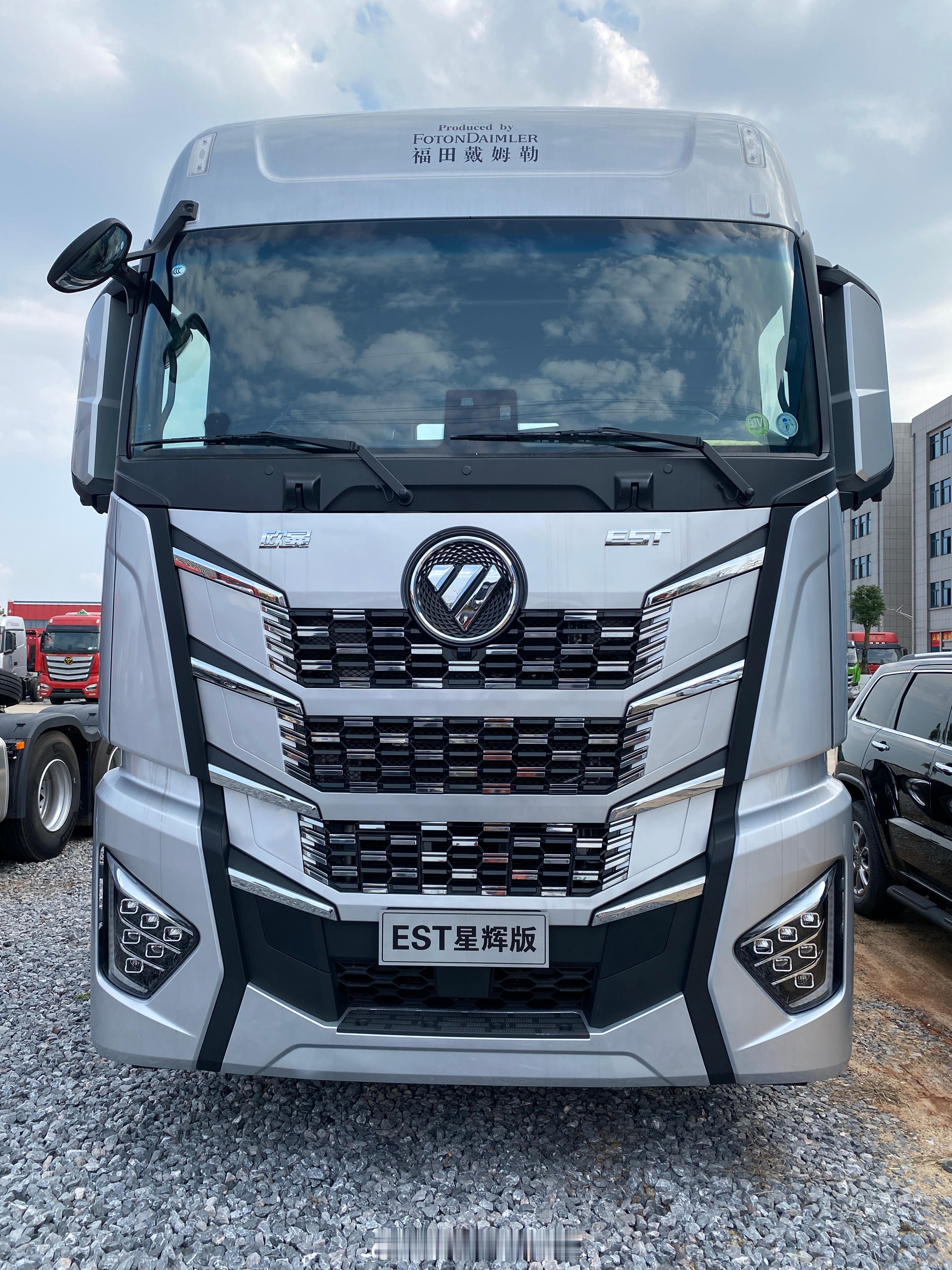 欧曼这个上车踏板还是得改进一下，第一级跟第四级相当于是直的，上下车要么脚会搁到，