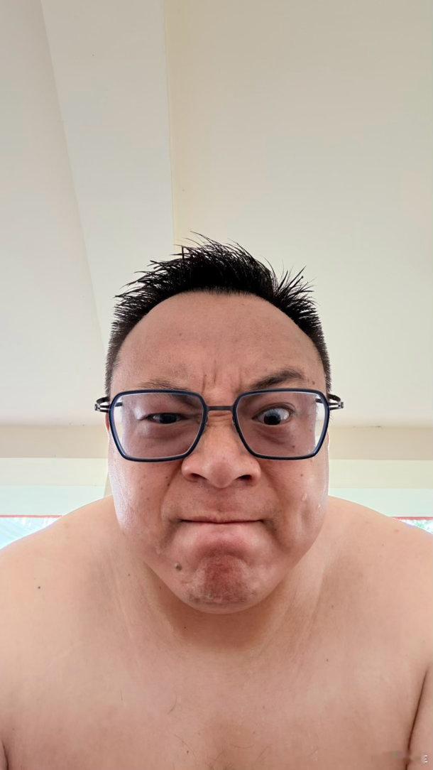 妈的谁说跑步减肥的我这个月跑了 100 公里了跑完胃口更好了一斤没掉。。。。我可