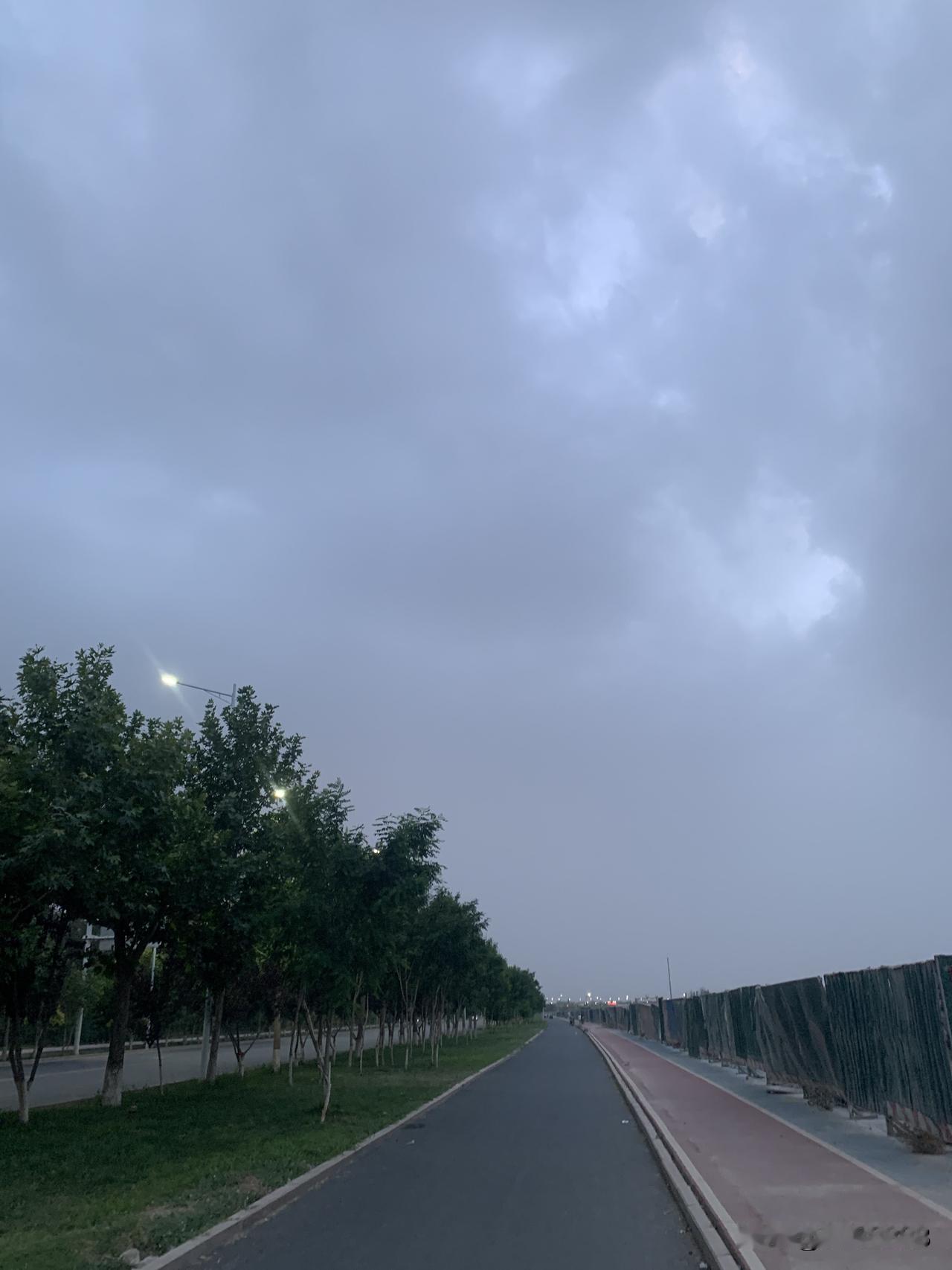 夜跑打卡，今天妥妥的7公里，每天晚上保持优良的锻炼习惯，夜跑，跑出健康，跑出人生
