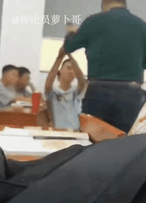 这样的学生，管他做啥？

一个男生在课堂上，专心致志玩手机，完全沉浸其中，丝毫没