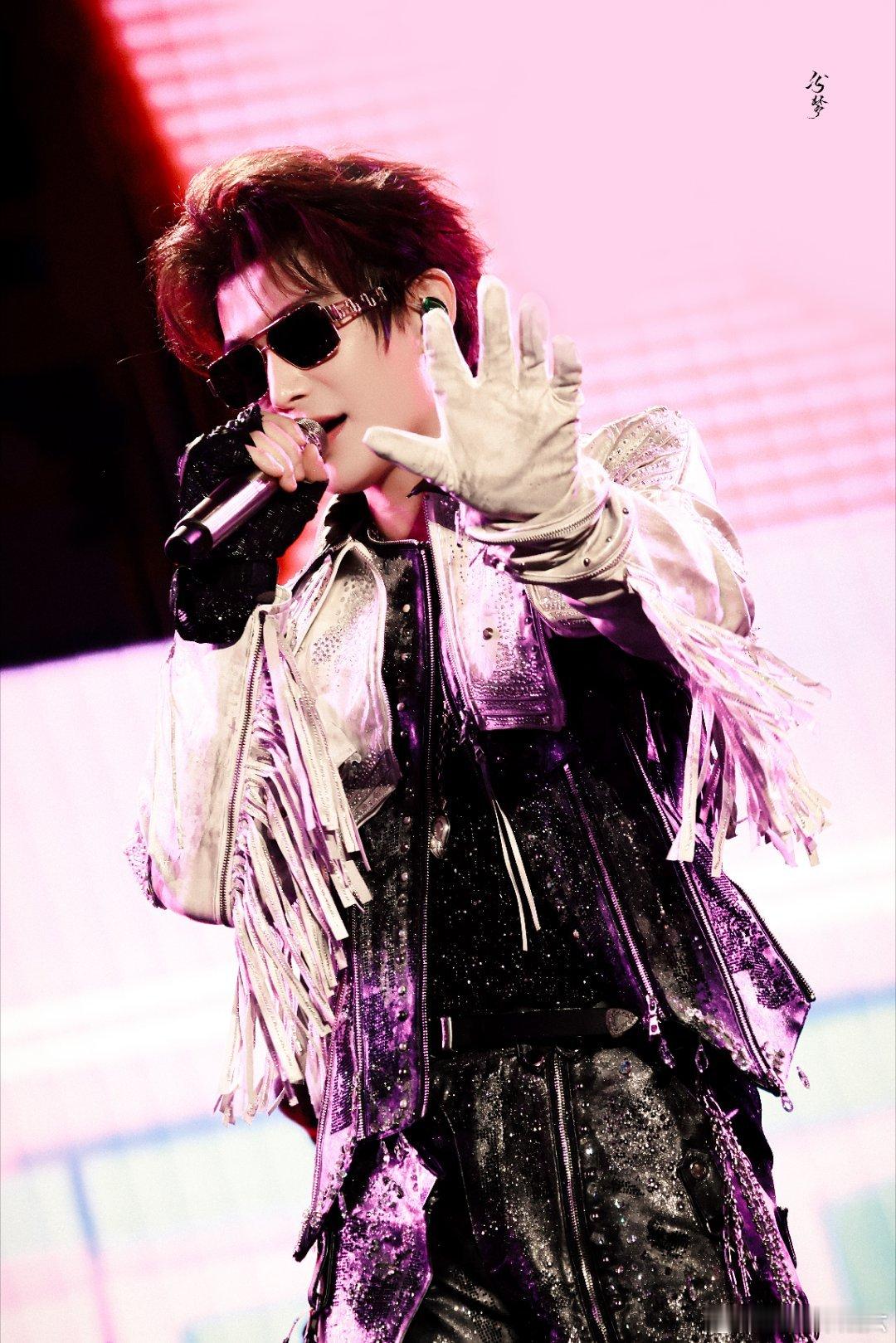 dyx 我寄你的信 总要送往邮局  不喜欢放在街边的绿色邮筒中  我总疑心那里会