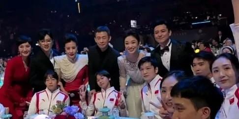 张译和几个主持人一起，走到全红婵和樊振东后面想要和他们合影，婵宝和小胖转过头看到