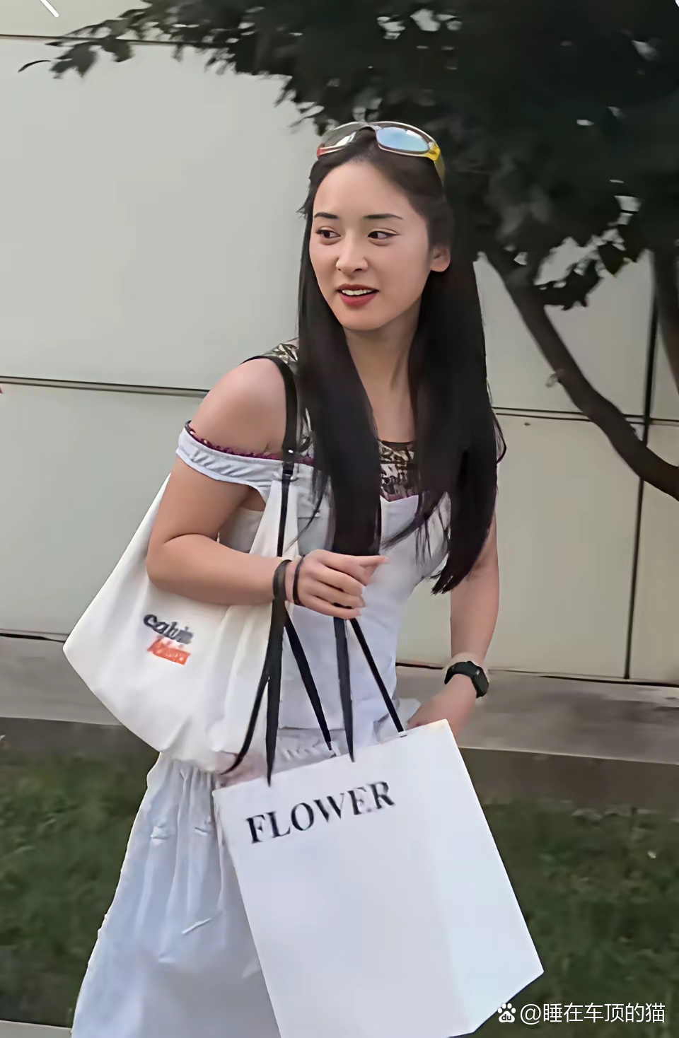 沈月这股子“土”劲儿，简直能跟白鹿掰手腕。 