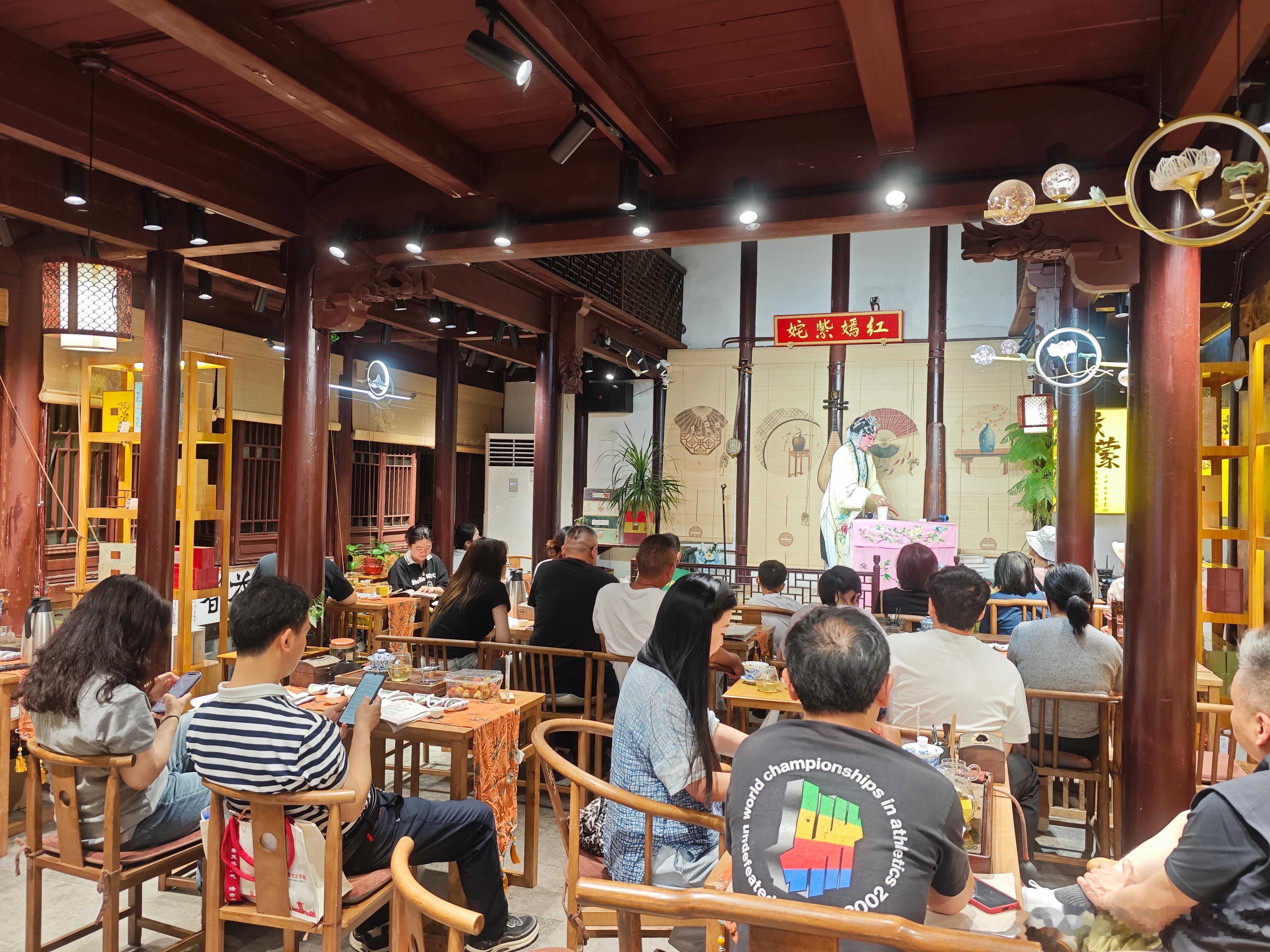 今天客人好多，楼下坐不下了，只能坐楼上（图一、二）。唱到22:00结束了，又来了