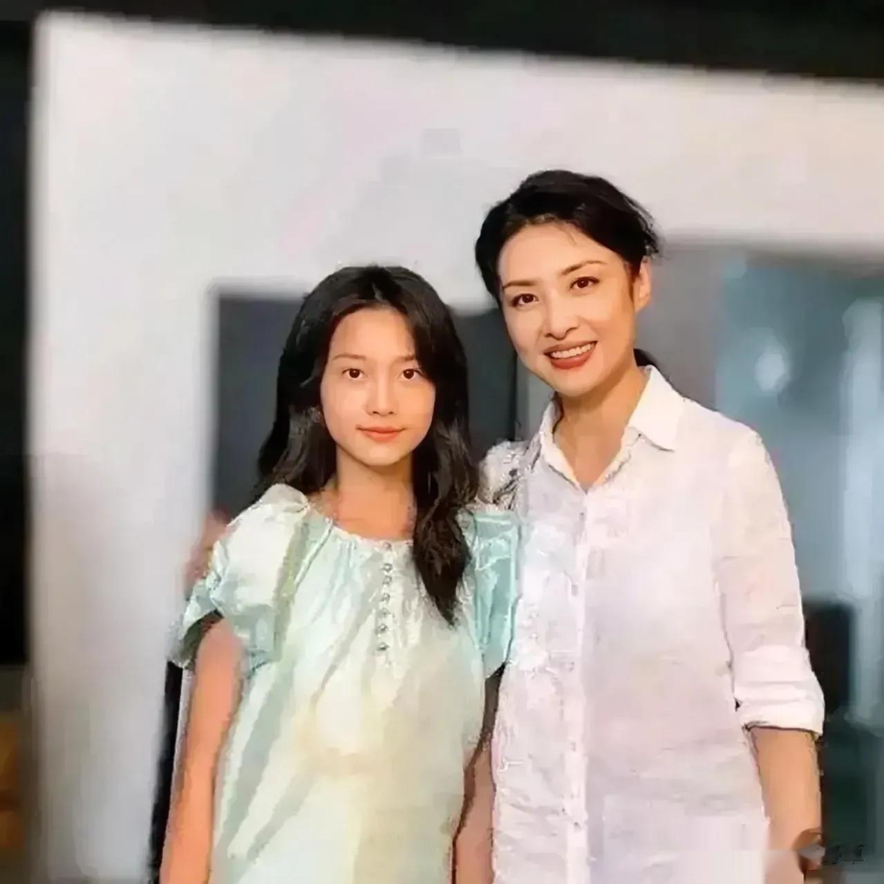 周涛的女儿还是头一回见，小姑娘颜值也不差，就是没有妈妈长的好看[灵光一闪]