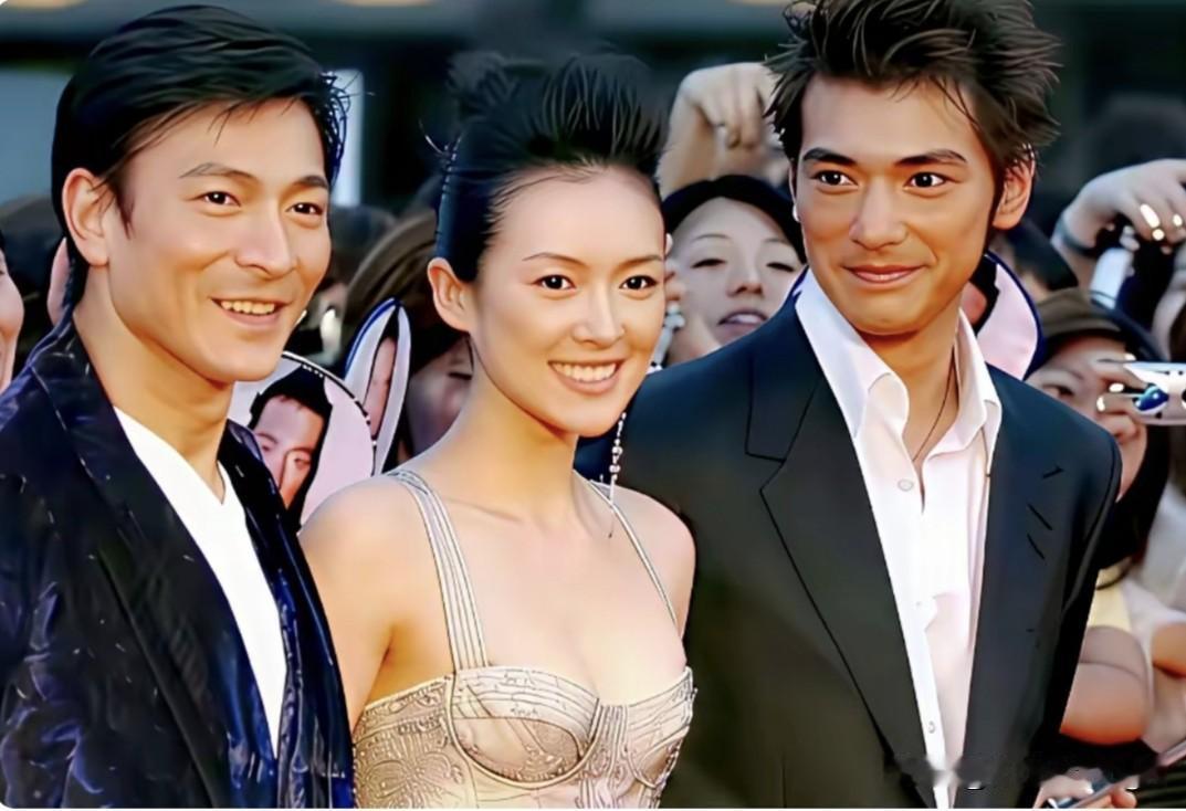 当年拍《十面埋伏》时刘德华、章子怡、金城武三人的同框照，真是男帅女美。

章子怡