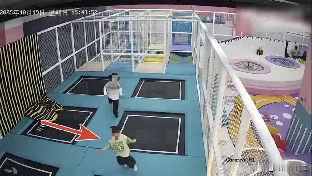 3岁男孩喝珍珠奶茶后玩蹦床不幸身亡，奶茶店与游乐场是否应承担责任引发争议？
3岁