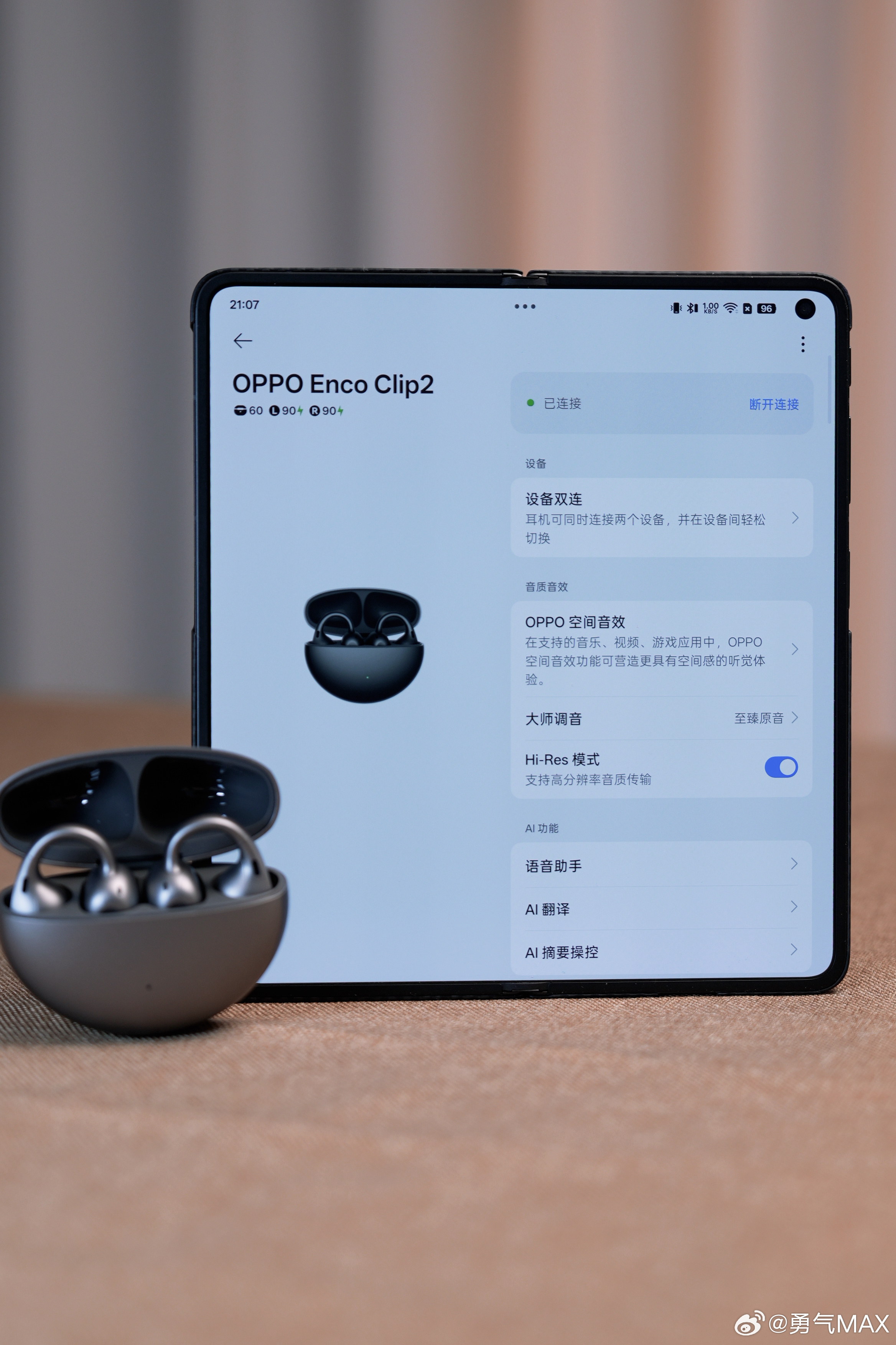 OPPO Enco Clip2刚拿到手就迫不及待的用上了耳夹造型、丹拿调音、久戴