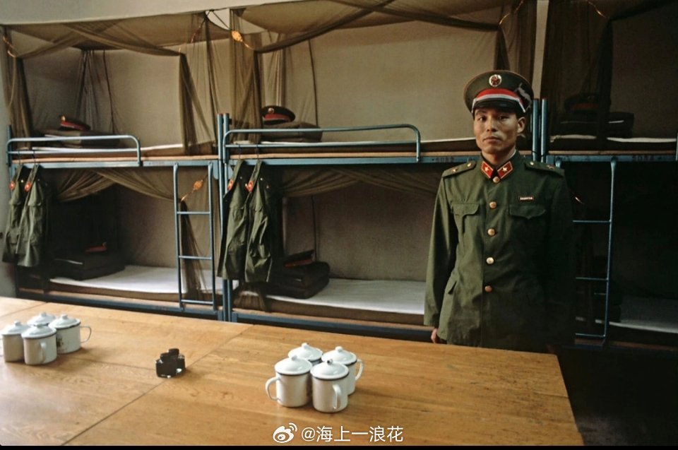 在上世纪八十年代中期，随着改革开放的深入，部分军事院校也敞开了大门让外国记者进入