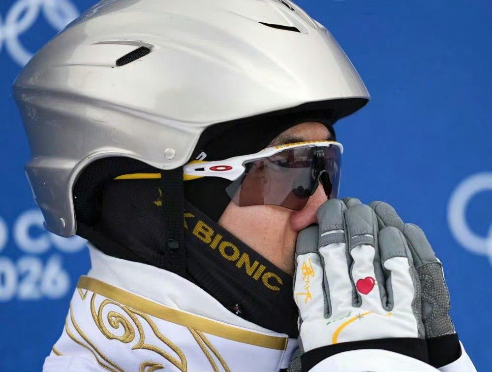 ❤️🍑王心迪手套上的细节完美诠释了“滑最美的雪 爱最爱的人”🎿祝贺桃心夫妇~