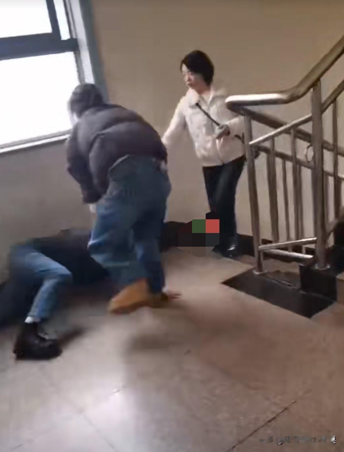 两女子发生冲突，在楼梯间打了起来，长头发女人根本不是对手！
只见棕色衣服的女子直