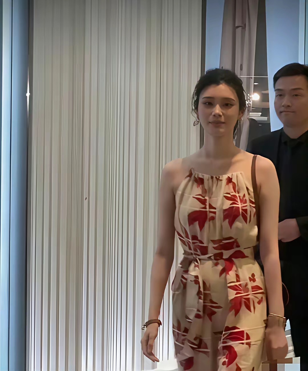 奚梦瑶唯一一件丑衣服，她这么完美的身材都穿出了小肚子很大的感觉！ 
