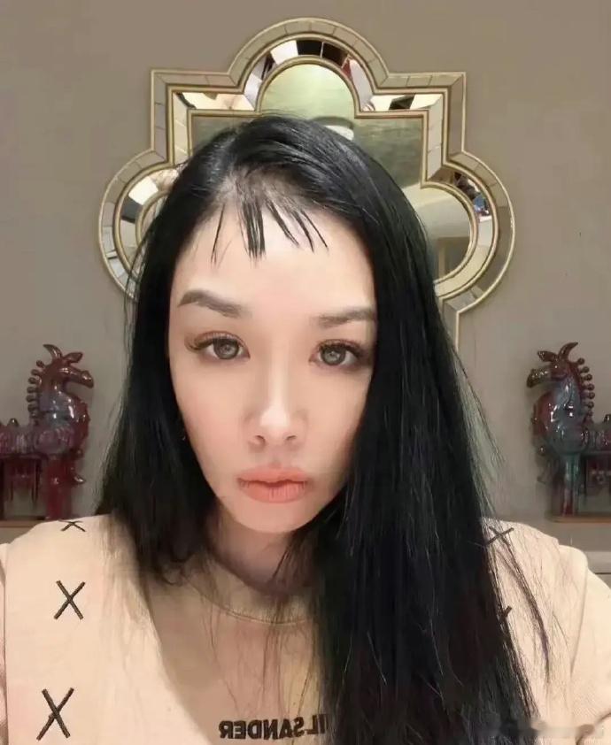胎毛刘海是什么鬼，钟丽缇还不如把刘海直接剃掉呢[允悲] ​​​