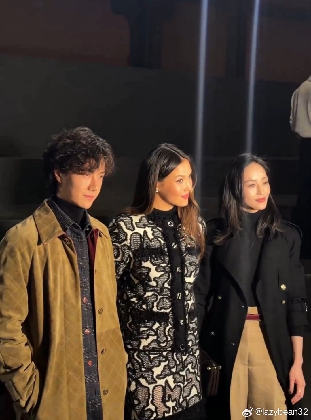 2026年3月10日巴黎时装周香奈儿大秀结束后，王一博、谷爱凌与张钧甯三人在秀场