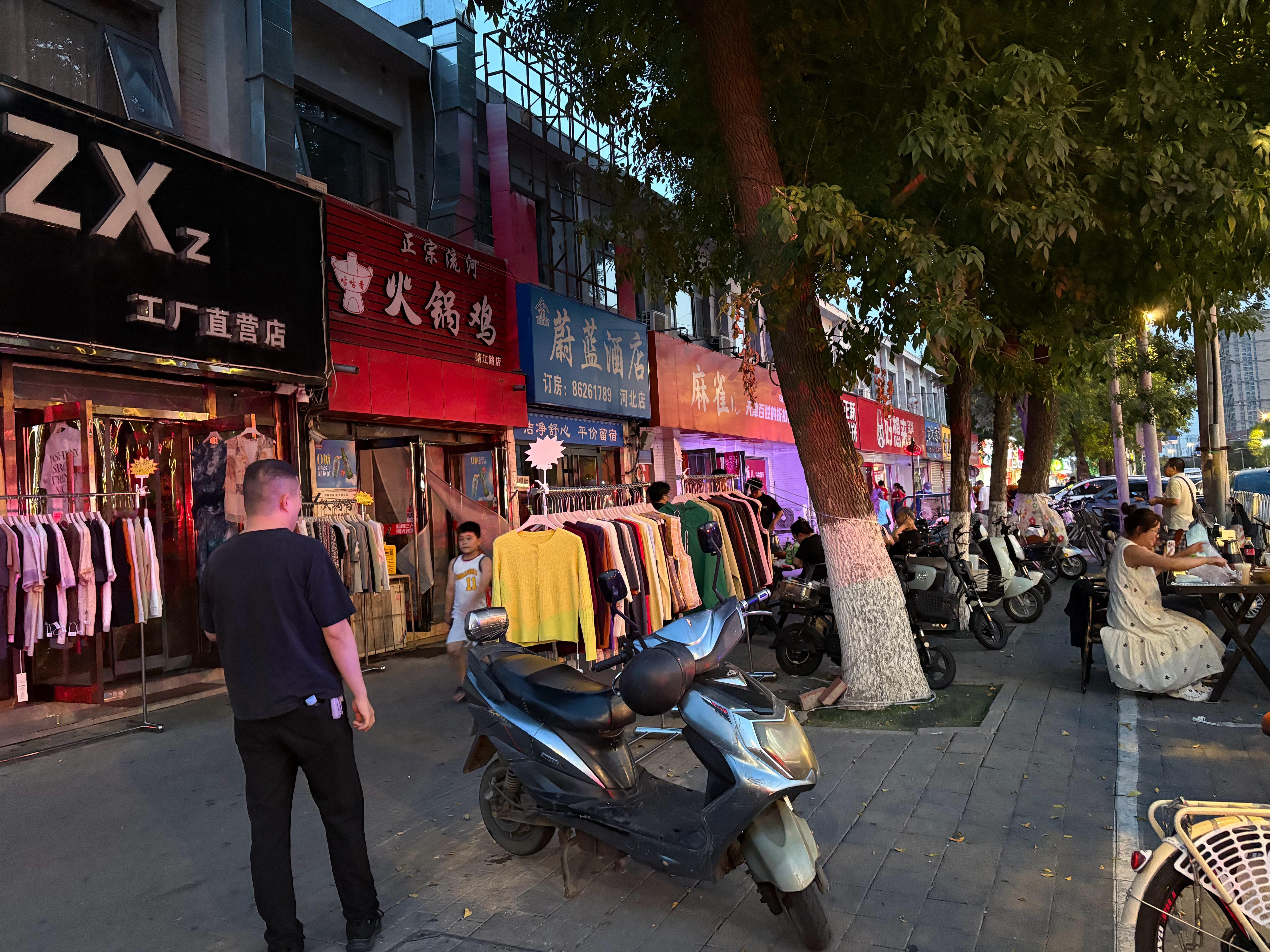 我不行了，我路过一个餐馆，看它开着门，但是黑着灯，我以为怎么了，结果那一条街都没
