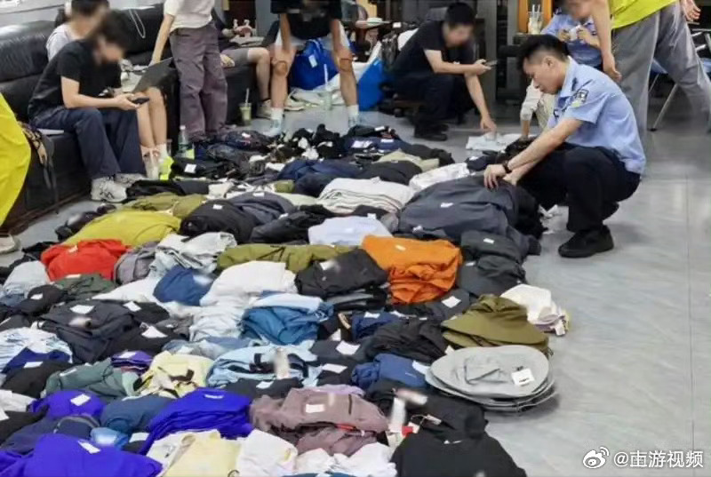 #男子多次试衣间盗窃涉案超24万#【男子试衣间剪芯片偷了1089件衣服】#男子试