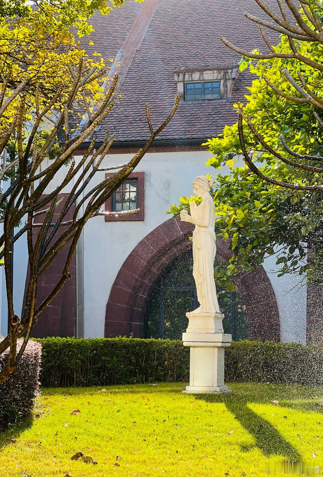 华为小镇里拍一张逆光之王 东莞·华为欧洲小镇