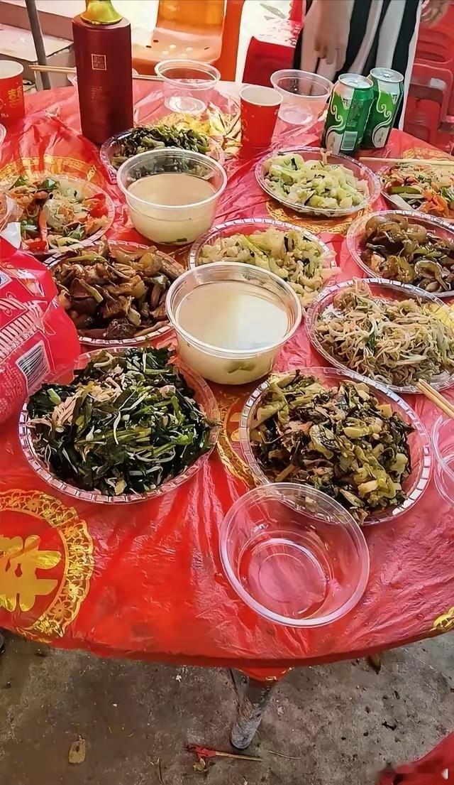 某地酒席，地方不说了，会得罪人。就这样的席面，随礼多少合适？[黑线] 