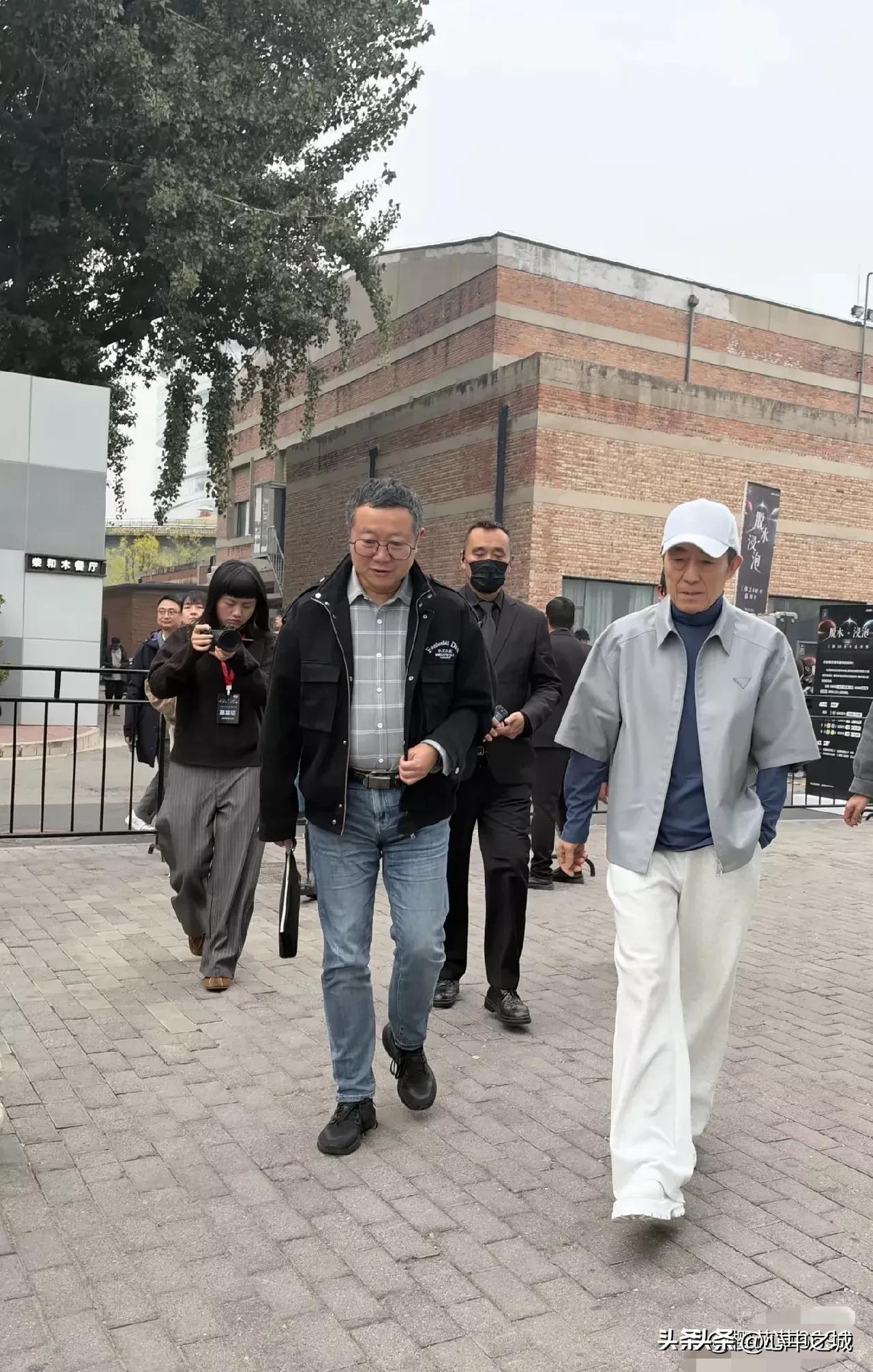 老张，一点不像76岁的，
老人
看上去挺潮的，
不用说这绝对是媳妇的手笔。
