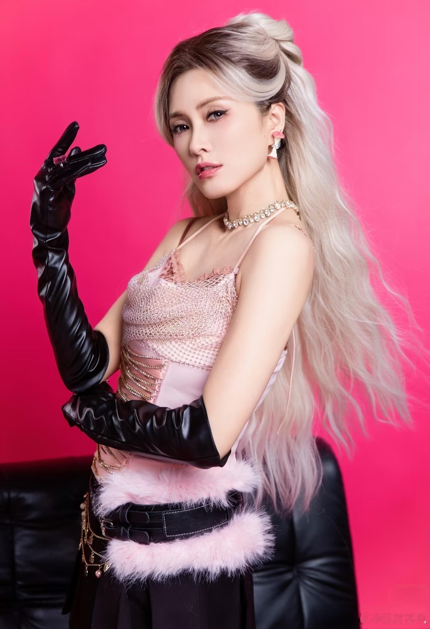 徐洁儿 猫系妆容又美又飒 
