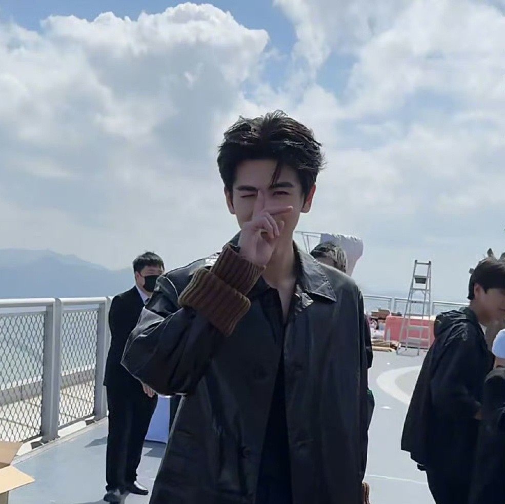 #张凌赫模仿向佐#哈哈哈哈张家玮5G冲浪吧[憧憬] ​​​