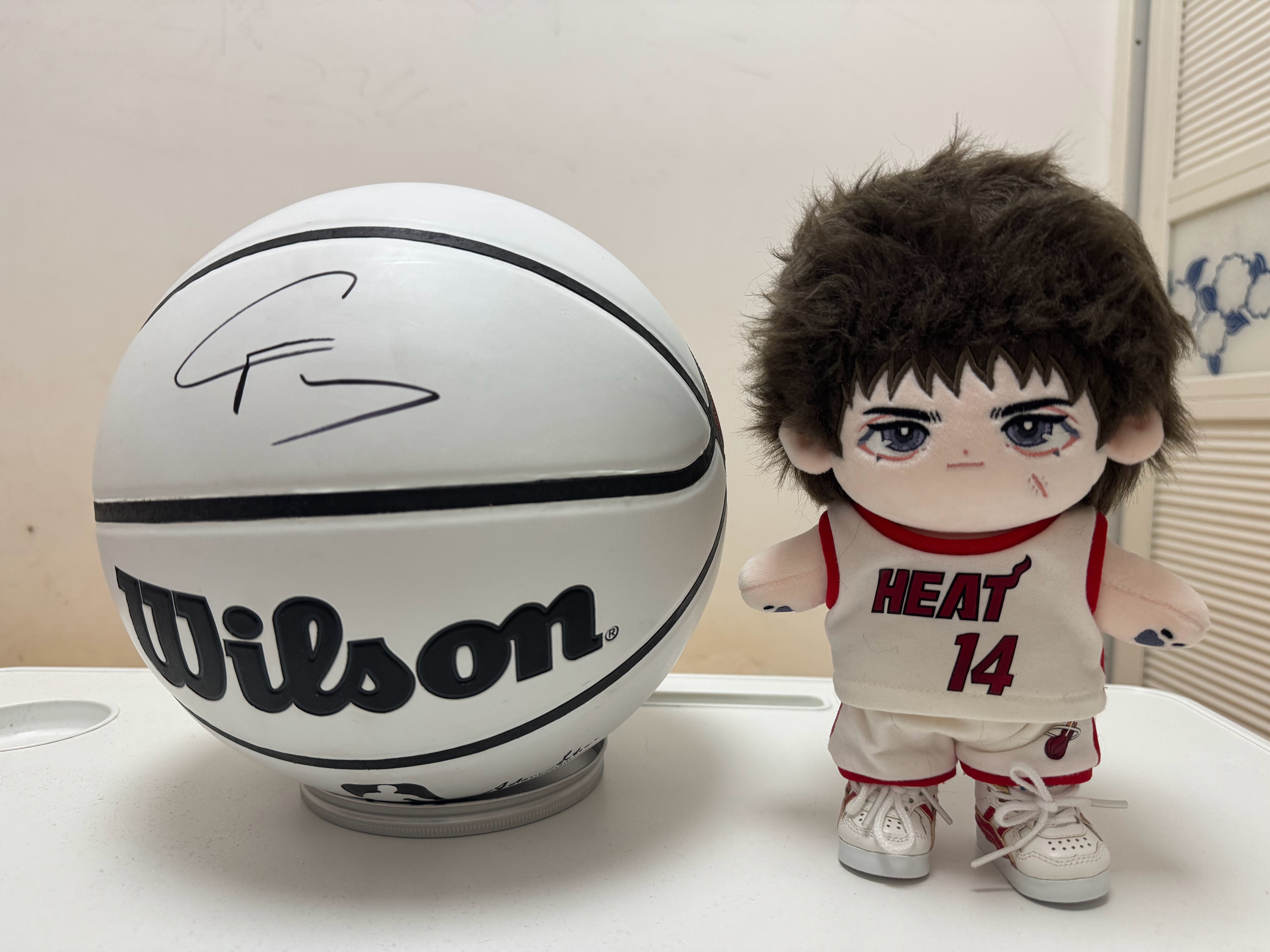 三井寿  🔥三井寿和签名球拽咪∶这个球挺漂亮啊，我们去打球吧？Sunnier∶