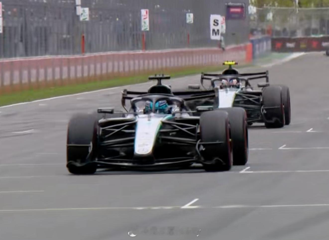 2026F1加拿大大奖赛  才18圈~~这正赛两台梅奔争的你死我活啊~~~谁也不