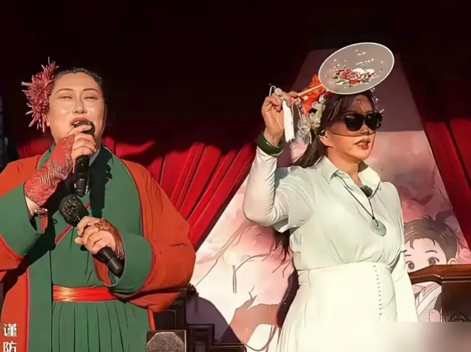 网红连递5次话筒，75岁的刘晓qing直接拿扇子把脸挡住，自称是大熊猫，全场死寂