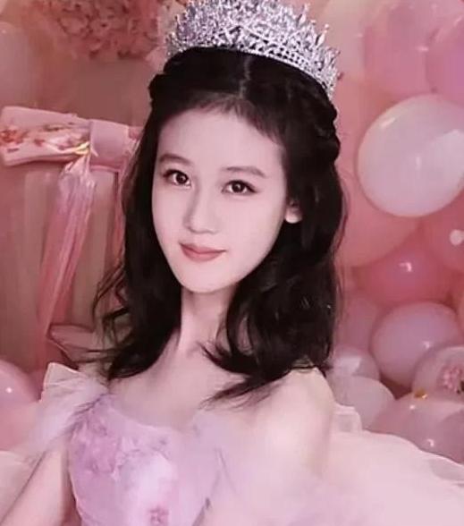 10月26日，陆毅在社交平台晒出大女儿贝儿（陆雨萱）的18岁生日照，配文感慨“一