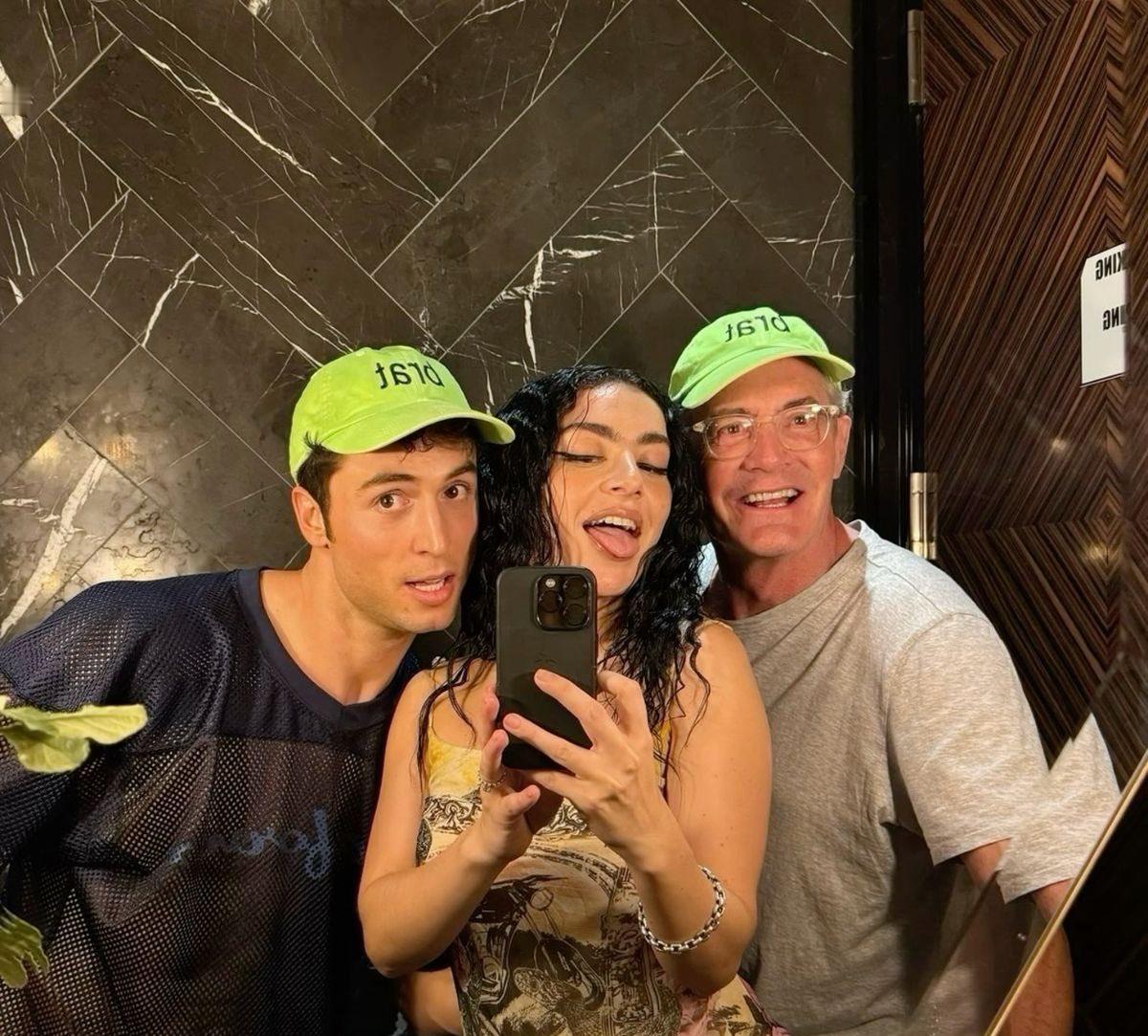 Kyle MacLachlan 和 Charli xcx 的同框合照合集： 