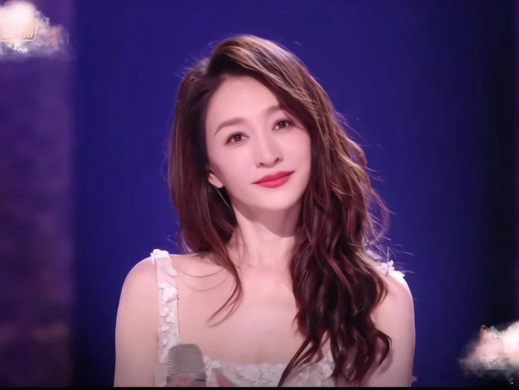 王濛回复李小冉短短几句话氛围感直接拉满💓小冉盼着濛主出现，满心欢喜分享大家的偏