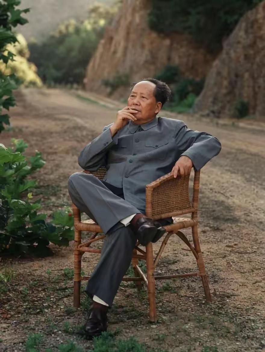 看到一张毛主席的照片
真正体会到了什么叫做：伟人风采
气宇恢宏、自信从容、胸有雄