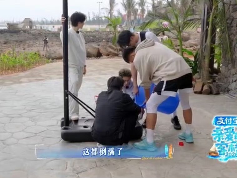 没睡醒的全红婵被迫营业张家齐叫全红婵宝宝亲爱的客栈没睡醒的全红婵懵懵的，被张家齐