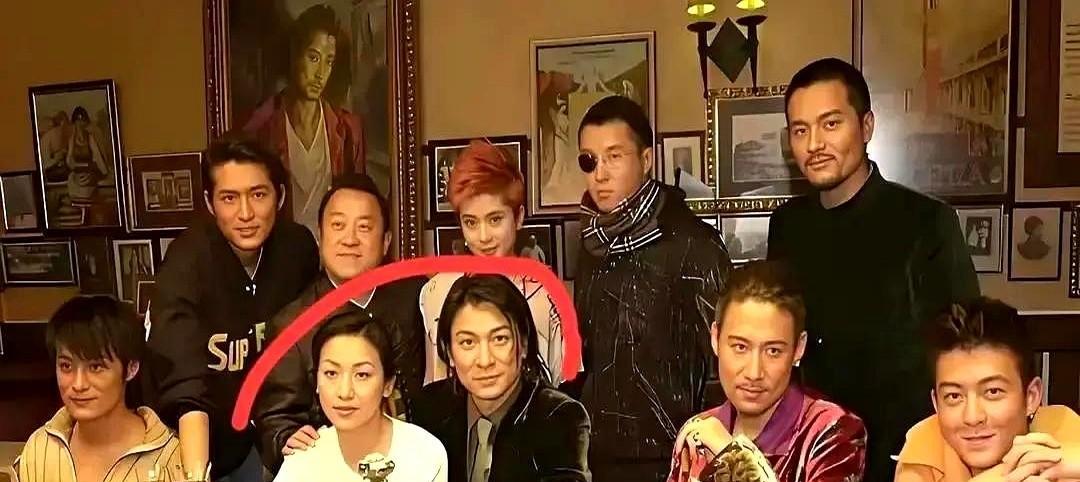 凌晨三点，王菲点赞了李亚鹏和周迅19年前的旧照。
这哪是手滑？
这分明是女王巡视