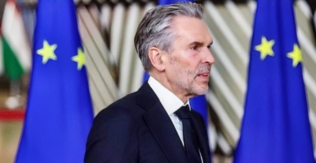 荷兰首相肖夫就格兰陵岛发表声明，他说，如果美国强行军事干预格陵兰岛，那么北约和欧