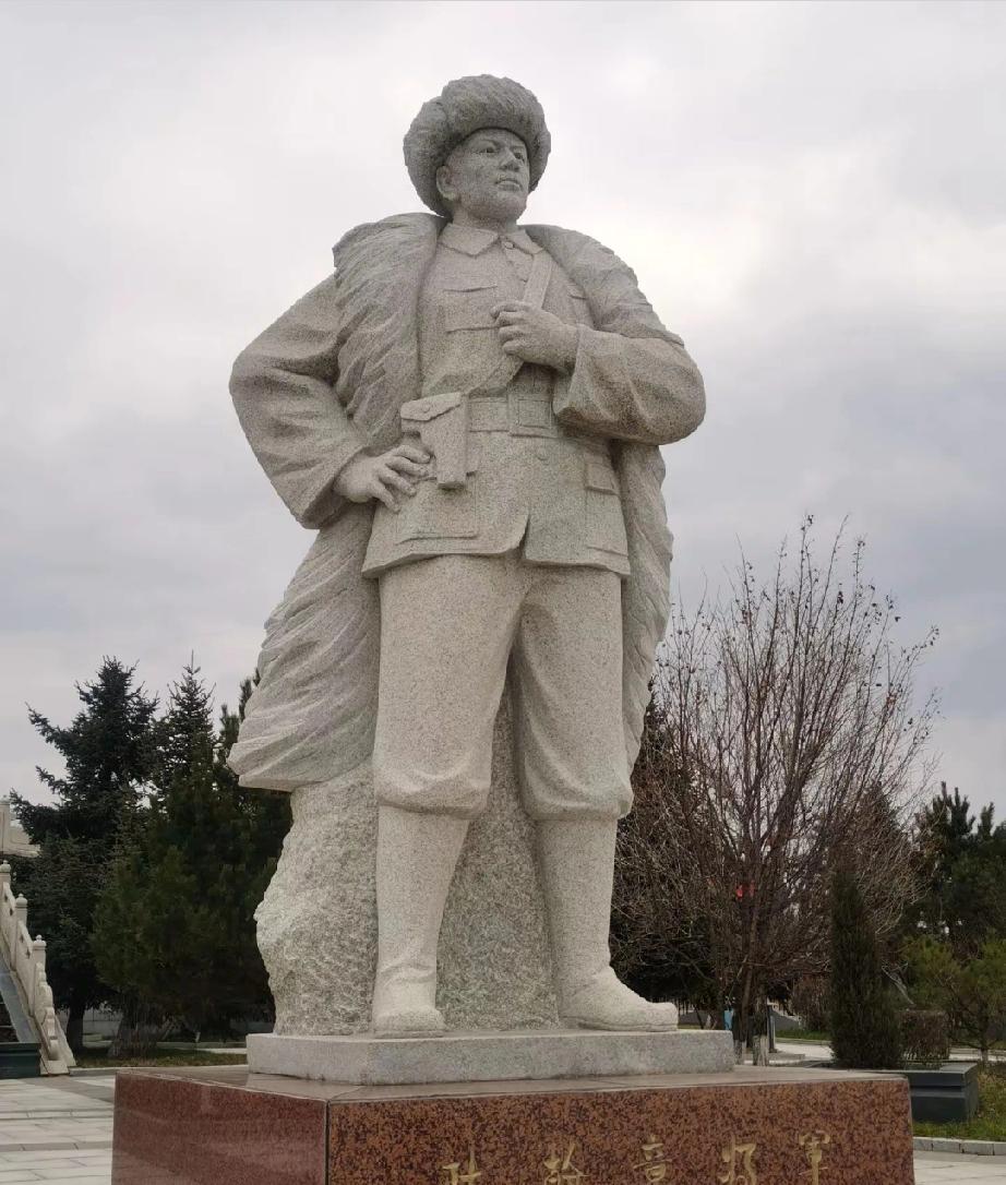 翰章街下的忠魂：抗日英雄陈翰章的铁血人生
 
吉林敦化的翰章街上车水马龙，这条以