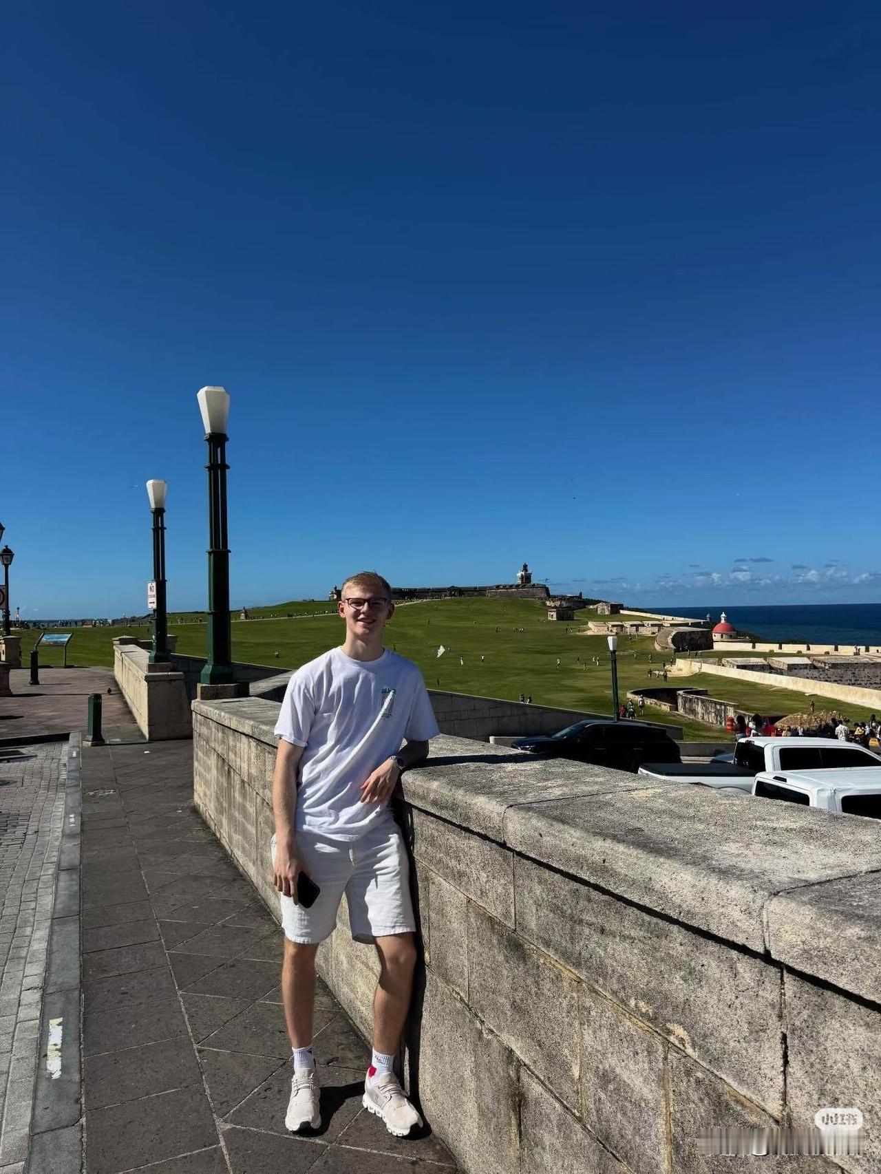 小布在波罗黎各的假期结束了。
前几天小布也去迪亚兹家参加迪亚兹大姐的婚礼了，参加