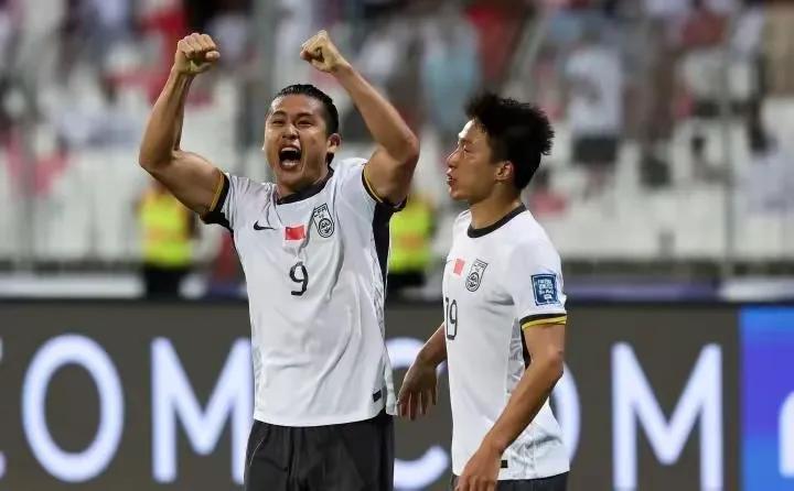 国足1：0战胜巴林，瞬间变得强大起来！
国内媒体甚至吹嘘，国足竟然可以冲击小组第