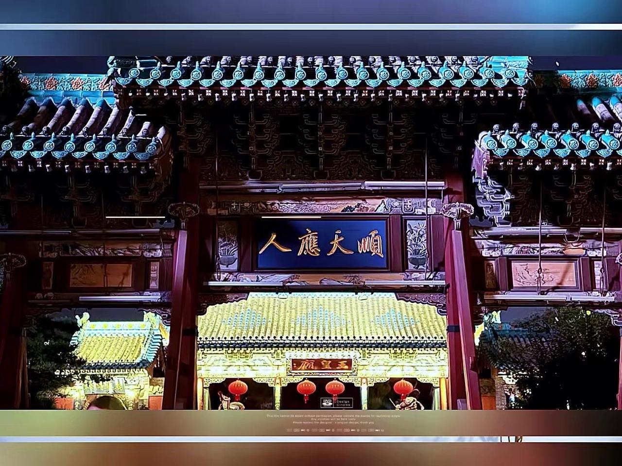 夜幕下的古街美到失语，红灯笼次第亮起，古墙被檐角灯光勾勒出温柔线条，走在石板路上