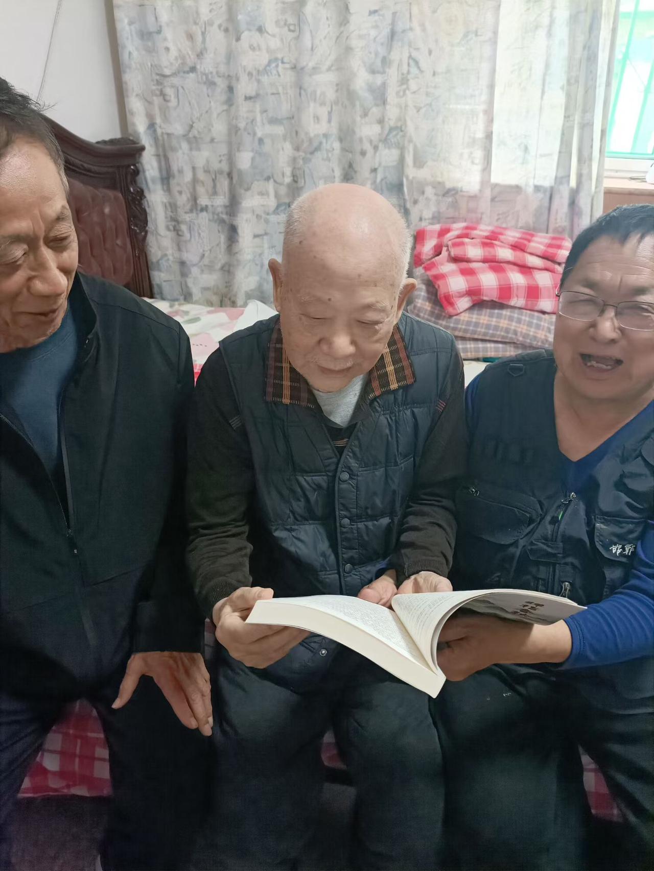 张钿：
“张钿，我又想你们了，有时间再来看看我。听说你出书了，给我带一本书”。9