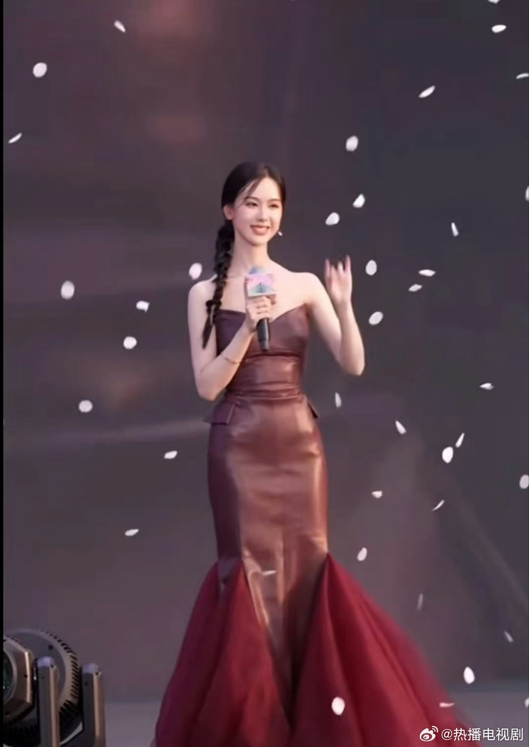 陈都灵[超话]陈都灵被踩裙子一直说没关系陈都灵就这么人美心善，被踩裙子还一直说没