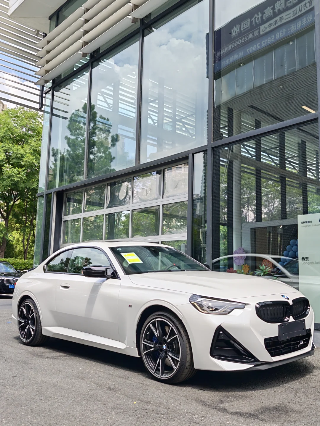 矿石白M240i，配碳纤维内饰，针不戳