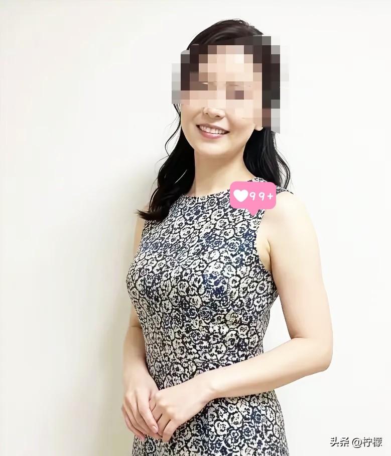 我处了个离异的大姐，
比我大好几岁，长相一般，身材还算过得去。第一次见面就送了我